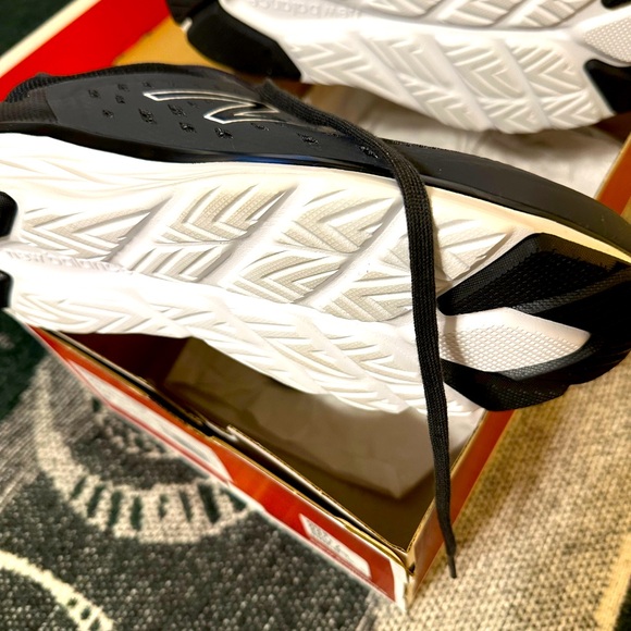 Men’s New Balance Sneakers - 10 1/2 wide width 4E - new in box - Picture 5 of 5